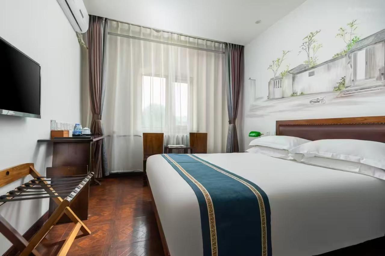 Nostalgia Hotel Beijing Guozijian Ghost Street - Near Beijing Lama Temple, Beihai Park, Jingshan Park, Drum Tower, Houhai Bar Street, Tian'Anmen Square, Located In Beijing Traditional Hutongs, 5 Minutes Away From Beixinqiao Metro Station Экстерьер фото